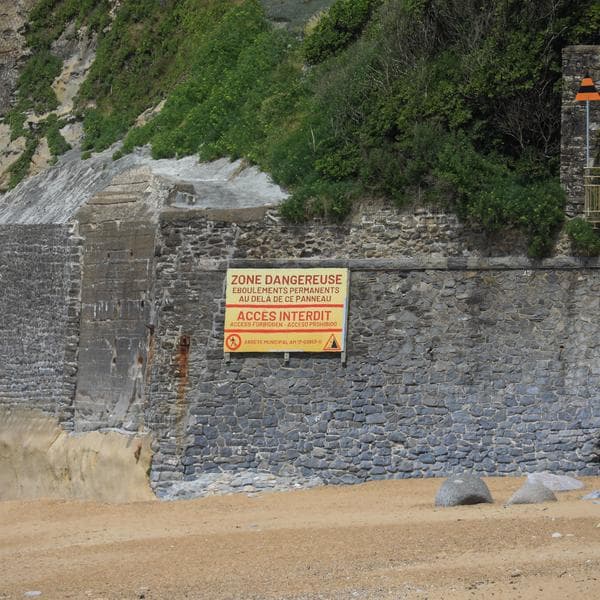 Faut-il interdire définitivement l'accès aux falaises du littoral français face aux risques croissants d'effondrement ?