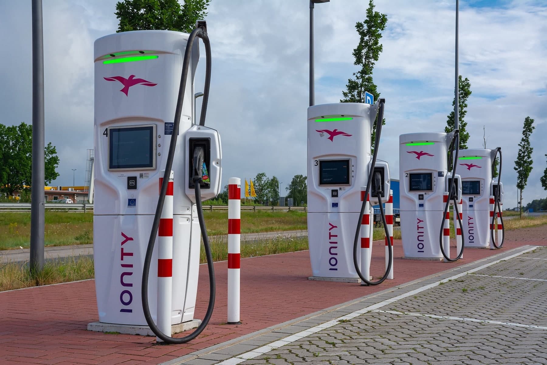 Faut-il ralentir la transition vers le tout-électrique face au manque d'infrastructures de recharge ?